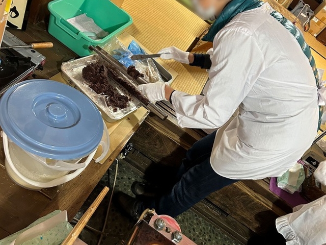 あんこを専用筒に入れて。。。割烹着で体験です( *´艸`)_おばあかふぇ