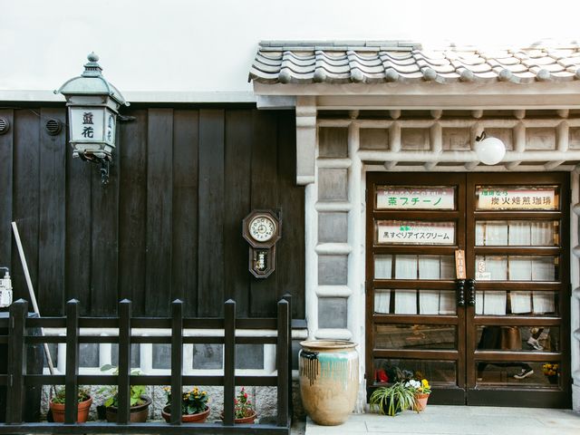 半世紀続いている古い町並み最古のコーヒー専門店。白い蔵造の建物。_藍花珈琲店
