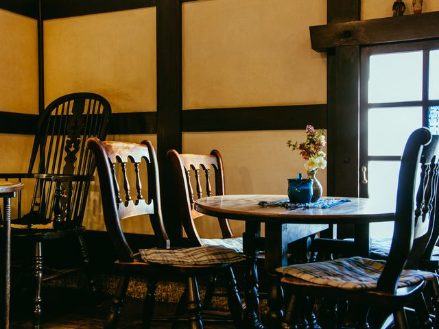 店内の家具も半世紀以上使い込まれたものばかり。最古のものは100年のテーブル。_藍花珈琲店