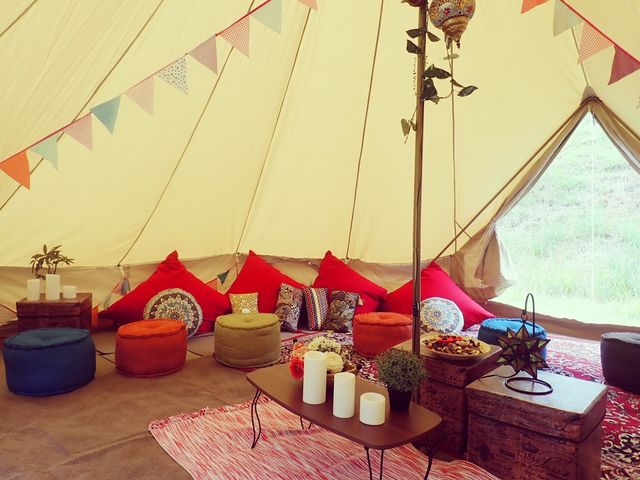かわいいクッションがいっぱい グランピングテントの内装_RIVERSIDE GLAMPING Nuts