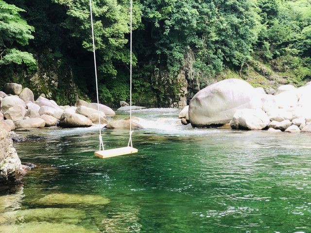 キャンプ場の前の川ではブランコも インスタ映え間違いなし_RIVERSIDE GLAMPING Nuts
