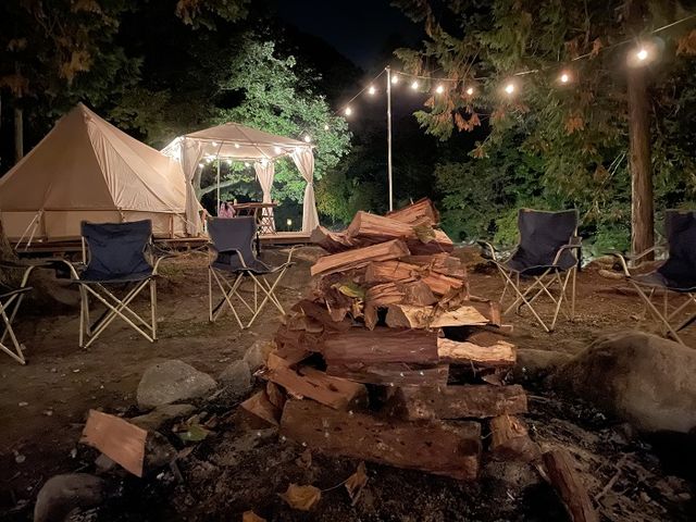 幻想的な夜のキャンプサイト
「リバーサイドグランピング Nuts」
_RIVERSIDE GLAMPING Nuts