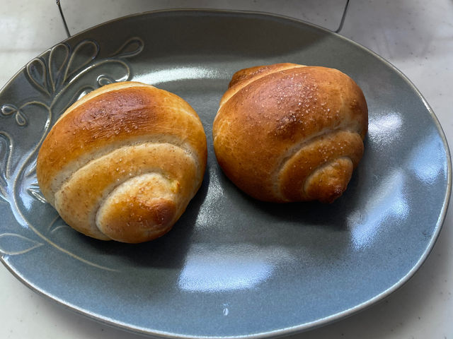 塩パン!バターを巻き込み岩塩を振りかけてそのままで美味しいです♪今後のメニューのお楽しみに♪_おうちパン教室こむぎさん