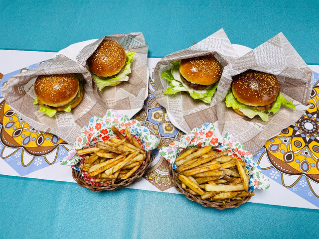 お一人様2つのバーガーとバスケットにたっぷりのフライドポテトをお作りします!_おうちパン教室こむぎさん