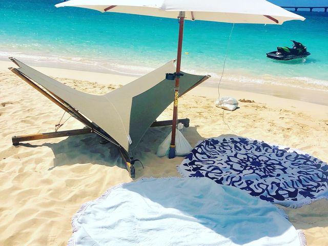 パラソルやビーチチェアでのんびり1日お過ごし頂けます😊_ローカルベース前浜