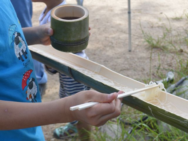 竹から器もそうめん流し台も手づくり!ワンダホーな素麺流し体験!_ワンダホーひとやま