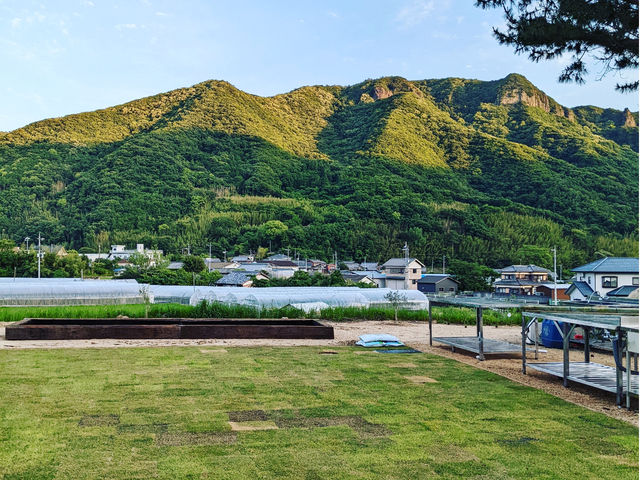 大麻山のふもと、田んぼが広がる肥土山(ひとやま)地区に位置。_ワンダホーひとやま