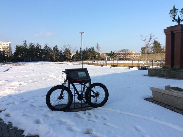 福井市中央公園。_福井城址雪中ファットバイクツアー