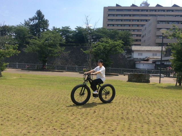 雪のない日も開催中。_福井城址雪中ファットバイクツアー
