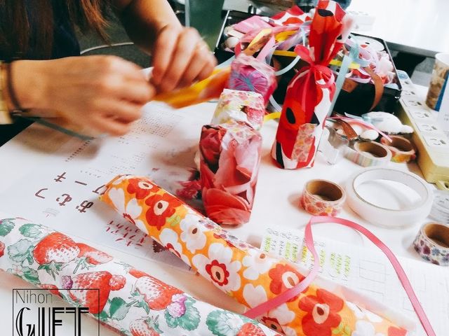 お気軽に挑戦できる1段おむつケーキの制作風景です_にほんギフトアレンジメントアカデミー