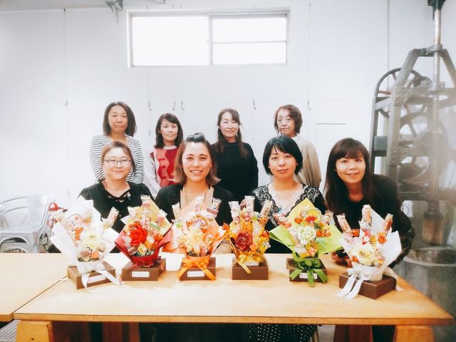 季節のアレンジメントもお菓子を使って華やかに_にほんギフトアレンジメントアカデミー