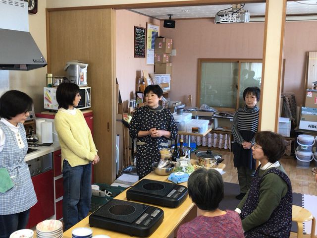 2階サロンでは、電磁波対策の遠赤外線調理器での料理体験会などのイベントも行っております。_還元陶板浴『虎杖伝説の里 ふじと』
