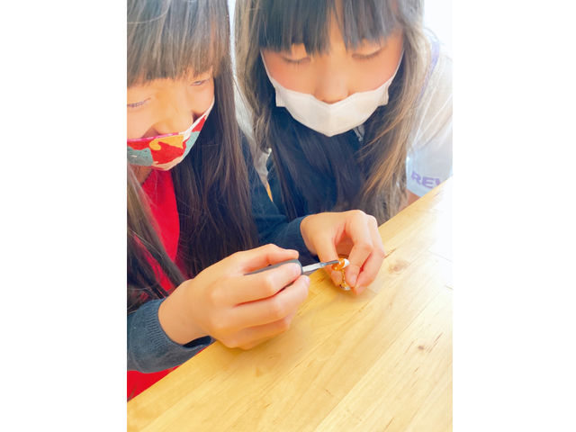 キッズネイルチップは、チップのデザイン製作と仕上げのトップコート塗布が体験できます_Hollynail healingsalon