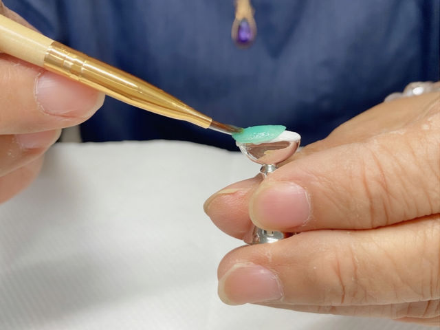 パワーストーンパウダーの塗布は、他では体験できないワークショップです_Hollynail healingsalon