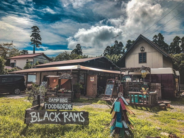 街道沿いの「BLACK RAMS」の看板が目印です_BLACKRAMS