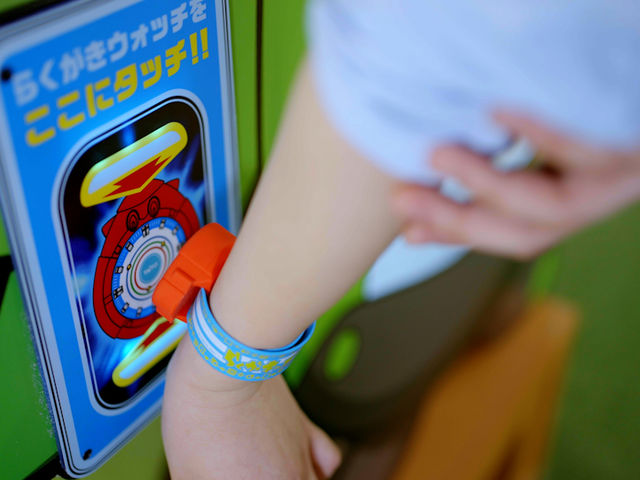 ウォッチをかざしてガッツを貯めよう!_らくがキッズ アリオ八尾