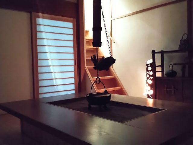 一階食事処は、広い囲炉裏の間。10名がゆっくり食事ができる。_民宿 夏木小屋