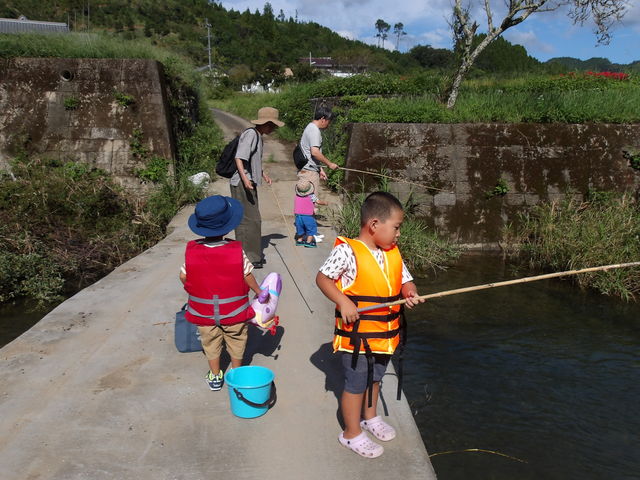 民宿近くの小川で魚釣り体験。
体験料は、無料。_民宿 夏木小屋