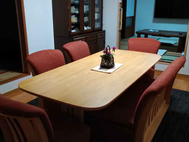 朝食でピザを希望した場合の、食事処。_民宿 夏木小屋