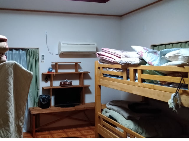 客室の一室は、木作りの二段ベット。_民宿 夏木小屋