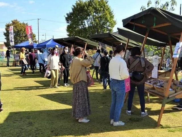 定期的に開催されるマルシェでは地元のお野菜や果物の他にハンドメイド雑貨も並びます_PizzaSta by Al-che-cciano