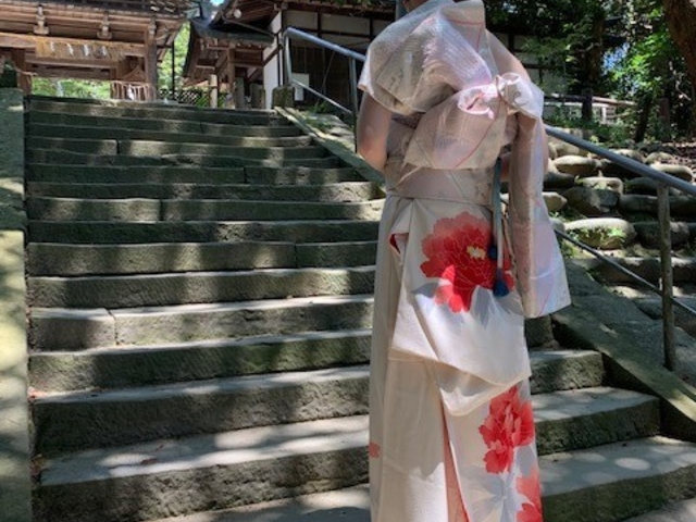普通に振袖のお着付けもいたしておりますが…今回は振袖をドレス風に見立ててお着付けをいたしました。個性美が輝く体験です。_彩色健美インターナショナル