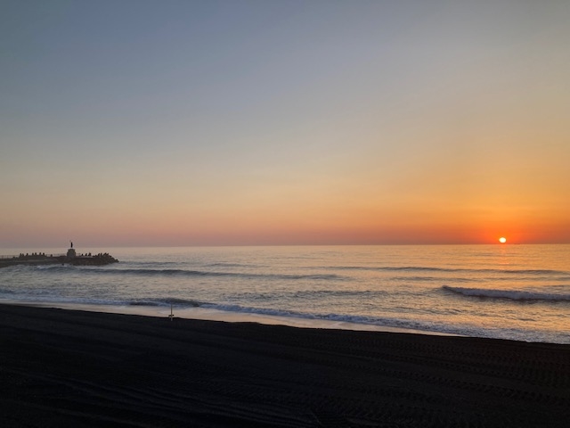 海まで50m 海から登る朝日は最高です!_HAOLE SURF RESORT