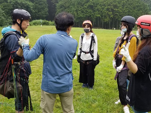 ヘルメット、ハーネスを付けてレクチャー受けて_堂平スカイパーク パラグライダースクール