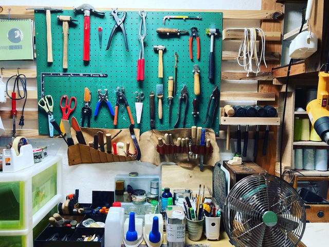 古民家をDIYした靴工房です。ひょうごレザーのよい革の香りがほんのりします。_イシヅカ靴店