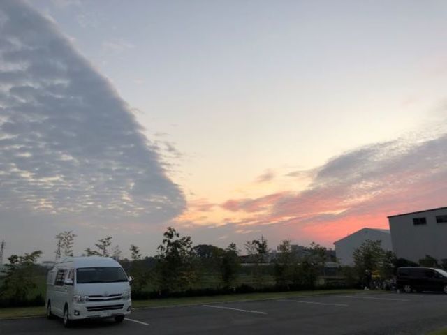 こんな夕焼けに出会うかも?_オートキャンプ77 CLPおり〜ぶ畑