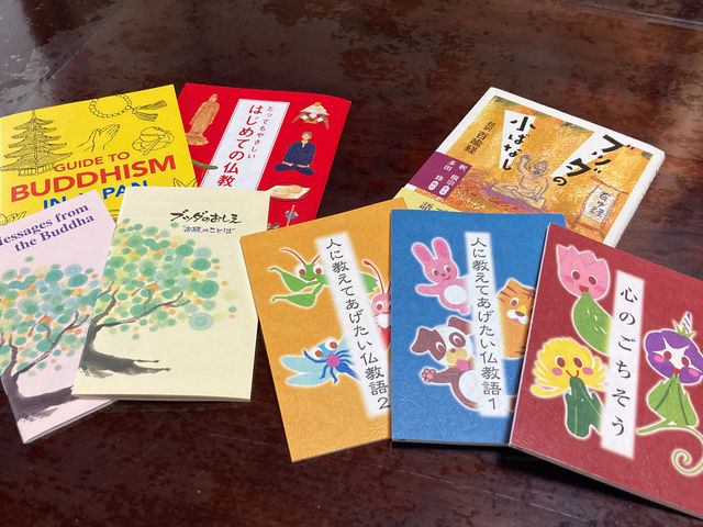 合間の時間に仏教冊子でも_体験工房 寺スペース
