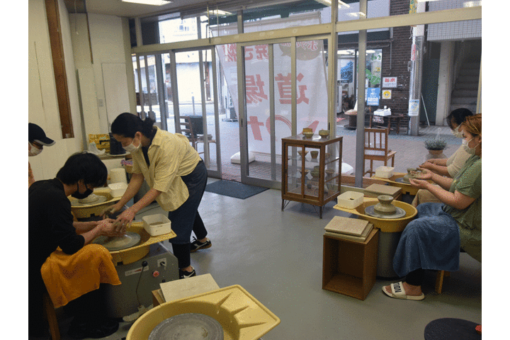 参加者みんなで同時に作るから「どうすればいいの?」とかならないで安心っす!_ポッポ流 焼き物道場 ハ〇ヤ