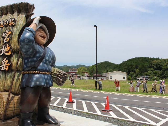 道の駅宮地岳かかしの里入口_苓州屋 かかしの里店