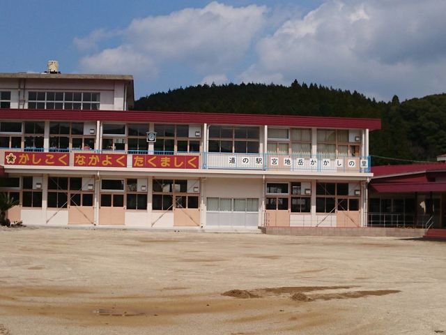 旧宮地岳小学校跡地利用_苓州屋 かかしの里店