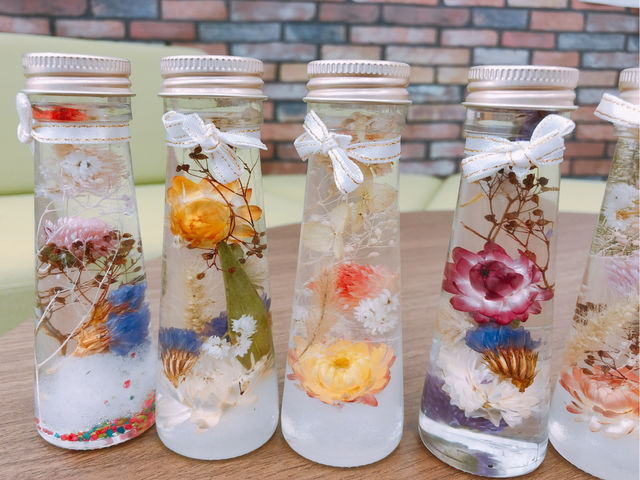 可愛いお花をオイルに入れて記念の作品を手作りします。お家にチョコっと飾ると可愛いです♪_マルサマルシェ笛吹店