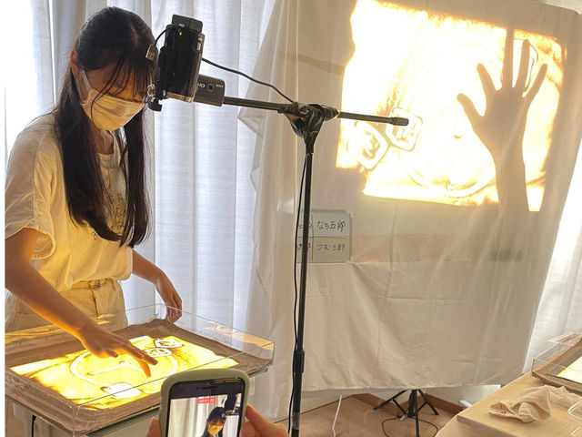 スクリーンに映しながら本格体験もできちゃう_Caveサンドアート教室