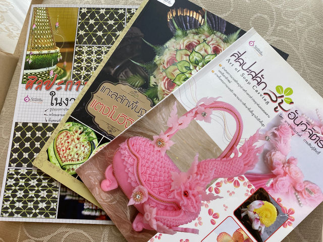 カービングの本場タイで購入したカービング本。レッスンにいらした際はぜひご覧になってください!_Atelier blooming fruit