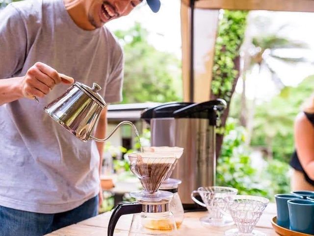 農園カフェで沖縄コーヒーを飲めるだけでなく、ご自身の手でコーヒーを淹れる体験を行っております。_中山コーヒー園with Yuiまるハーブガーデン