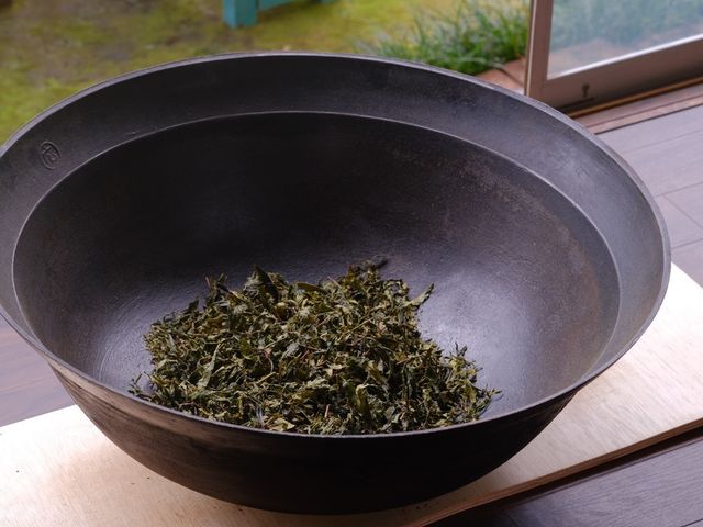 茶葉は鉄釜で徹底乾燥させることで、出来上がりの香り・味・水色とも際立ちます。
_釜炒り茶体験コース