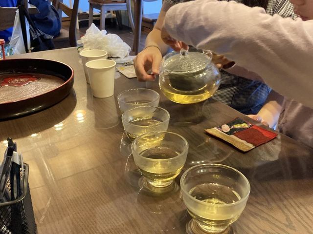 出来上がりのお茶の試飲です。水色が金色であることに驚かれます。_釜炒り茶体験コース