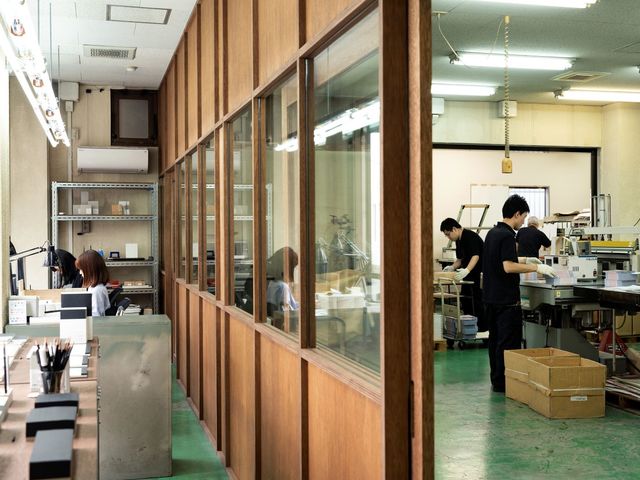 大きな窓からは工場内が見渡せます_株式会社伊藤バインダリー