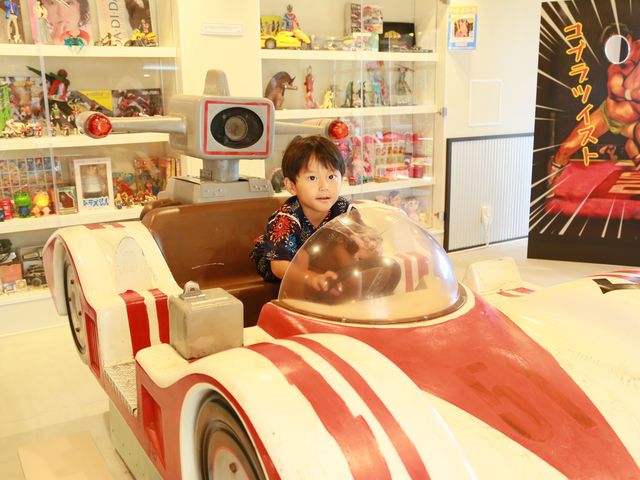 昭和のスーパーカー、SHARK V1エンジン音を鳴らし動きます。_展望レトロ喫茶 桃山館