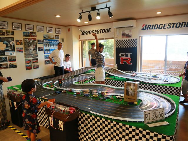 昭和に大流行のスロットカー!熱海サーキットで真剣勝負!_展望レトロ喫茶 桃山館