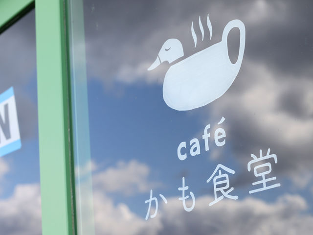 緑のドアが目印です。_cafeかも食堂