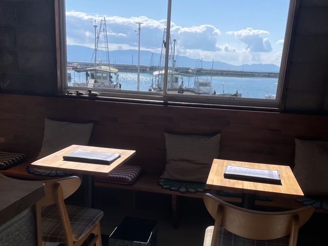 窓からの心地よい光でのんびりできます。_cafeかも食堂