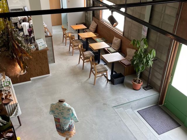 目の前が頭島港で、小豆島や長島、鴻島などの島々が見れますよ。_cafeかも食堂