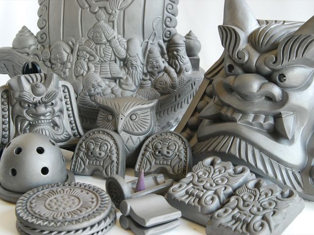 屋根用の本格的な鬼瓦から身近に飾れる瓦小物まで様々な作品を展示販売しています。_ibushi Gallery 瓦廊