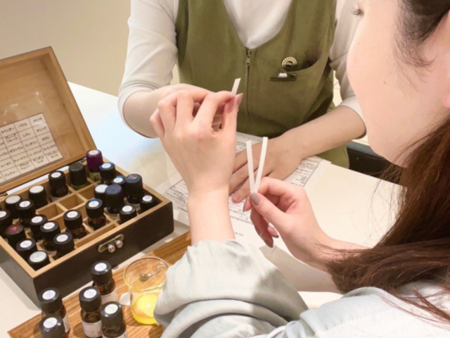 セラピストと一緒に自分に合ったアロマオイルをセレクト_natural holistic lab.