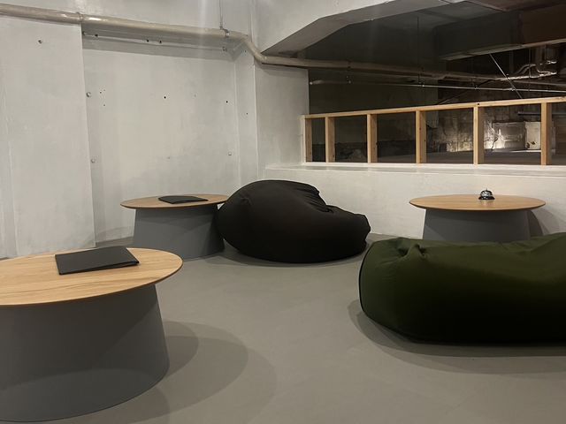 2階席にはビーズクッションを設置_CHABAKKA TEA PARKS 熱海店