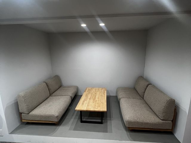 半個室席には最大8名座れるソファを設置_CHABAKKA TEA PARKS 熱海店
